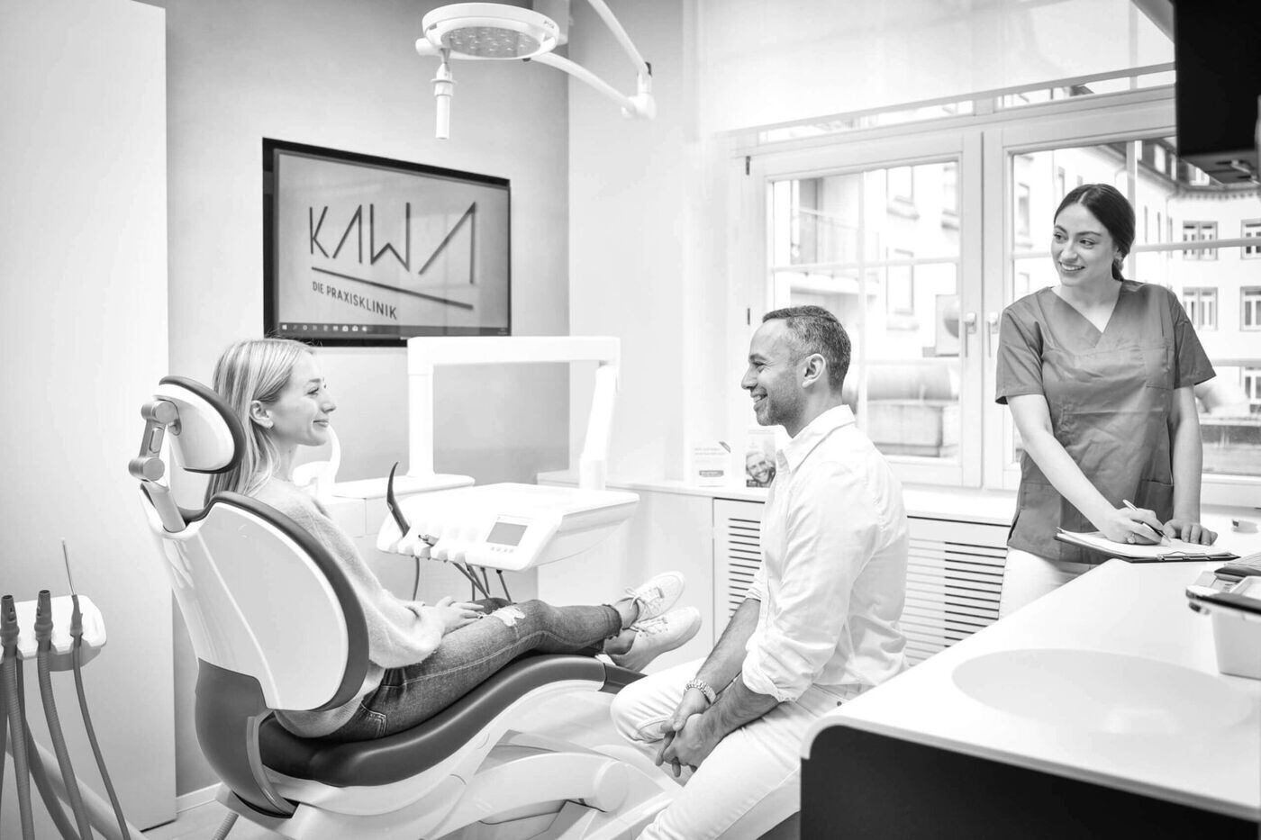 Behandlungszimmer mit Patientin und Team