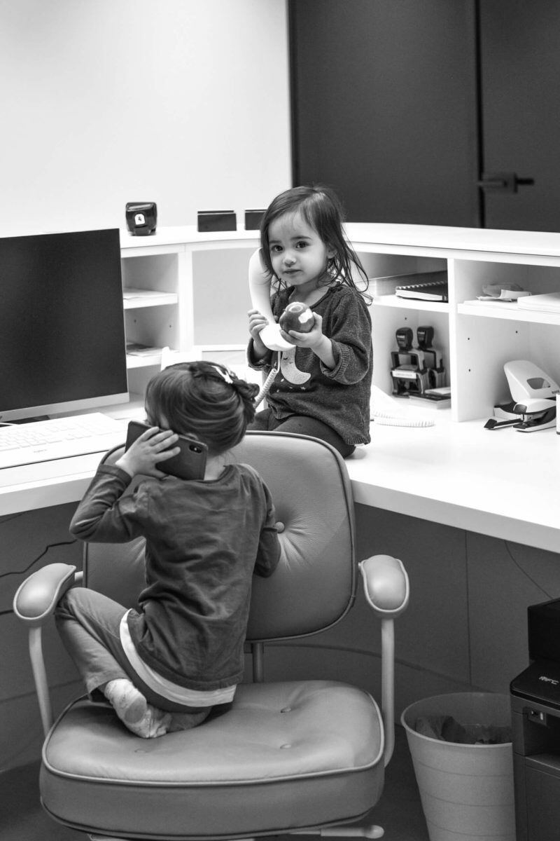 Kinder spielen am Empfangstresen